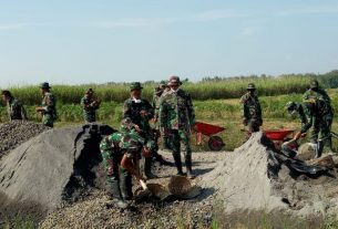 Jalan Desa Tamansari Dipenuhi Oleh Tentara