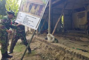 Jelang Pembukaan TMMD, Satgas TMMD Pasangn Banner Penerima RTLH Di Rumah Rusnawi