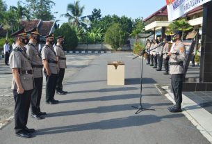 Kapolres Tulang Bawang Pimpin Upacara Sertijab Kabag Sumda dan Kapolsek Dente Teladas