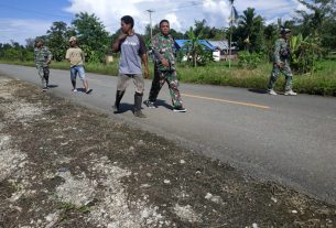 Kapten Inf Ratno Berjalan Kaki Menuju Lokasi Pembangunan Gereja