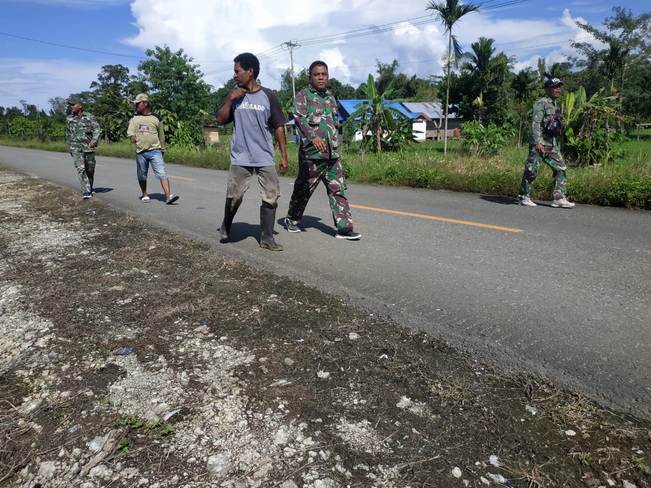 Kapten Inf Ratno Berjalan Kaki Menuju Lokasi Pembangunan Gereja