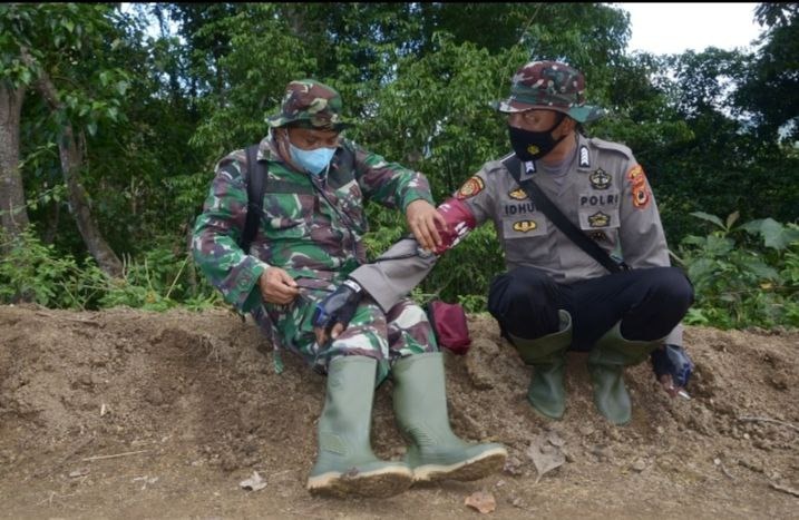 Keakraban Anggota TNI Dan Anggota Polri Dalam Satgas TMMD Bone