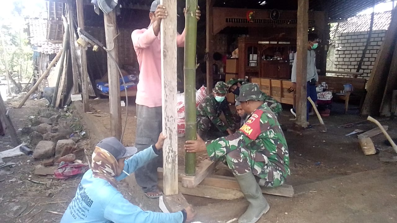 Kebersamaan TNI dan Masyarakat Bongkar RTLH