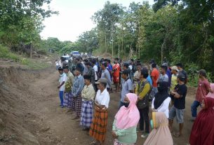 Kedekatan TNI dan Warga di Lokasi TMMD Kodim Bone