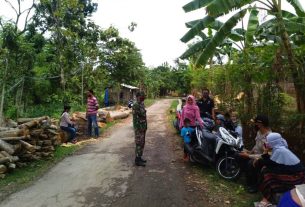 Kehadiran Satgas TMMD Rupanya Menarik Perhatian Gadis-gadis Desa Tamansari