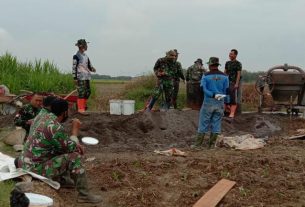 Kekompakan Tim Satgas TMMD Melakukan Pengecoran Jalan