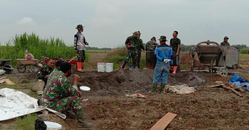 Kekompakan Tim Satgas TMMD Melakukan Pengecoran Jalan