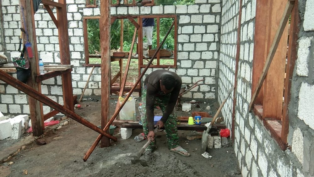 Kemahiran Satgas TMMD dalam Mencampur Semen dan Pasir