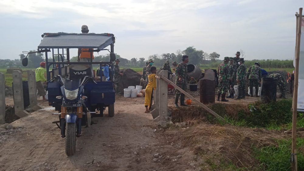 Kendaraan Roda Tiga Andalan Di Sektor Betonisasi Jalan