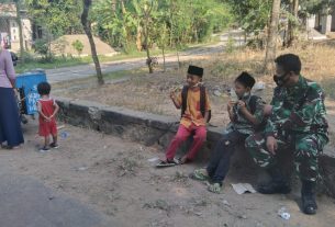 Keramahan Anggota TNI di Rasakan Anak-Anak di Saat Istirahat Pra TMMD