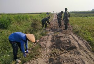 Kerja Bakti Disela-sela Sebelum Apel Kerja Pra TMMD