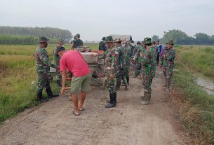 Kerja Sama Tim Anggota Satgas TMMD Saat Geser Mesin Molen