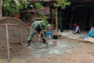 Ketrampilan Prajurit TNI Menggunakan Cangkul di RTLH