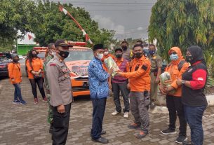 Ketua MMR Sekaligus Babinsa Serahkan Bantuan Bagi Warga Bendungan Simo