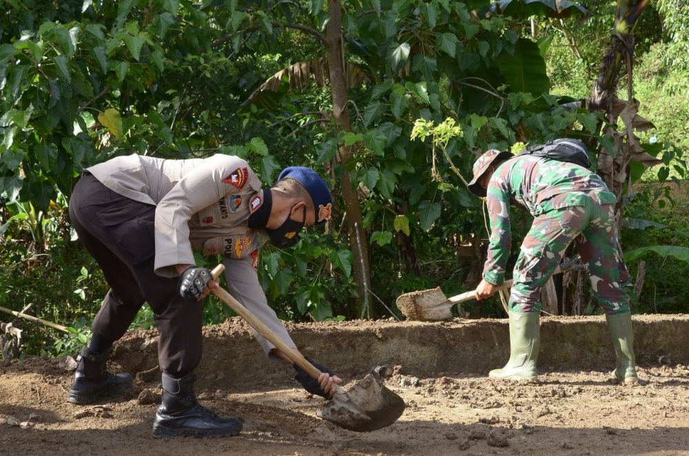 Kokohnya Kebersamaan TNI dan Polri dalam pelaksanaan TMMD Ke -111 Kodim 1407/Bone