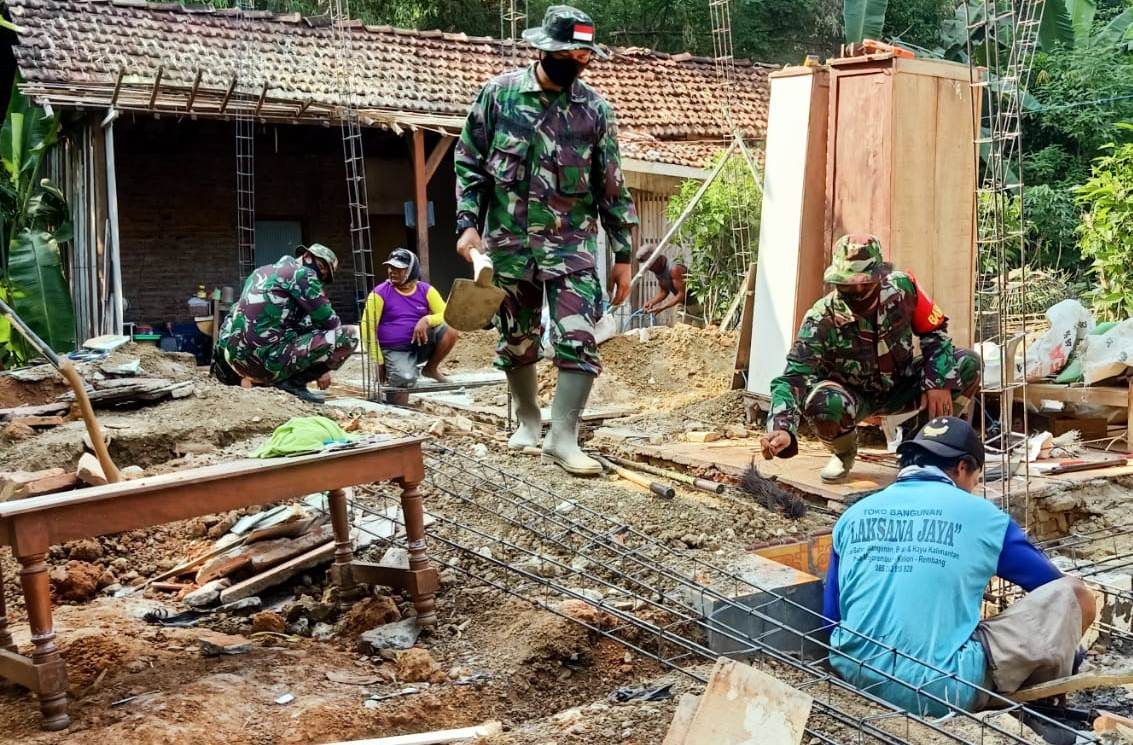 Kompak, Satgas TMMD Reg.111 Kodim Pati Bersama Warga Persiapkan Pondasi Rumah Asmuri