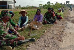 Komsos Satgas TMMD Bersama Warga