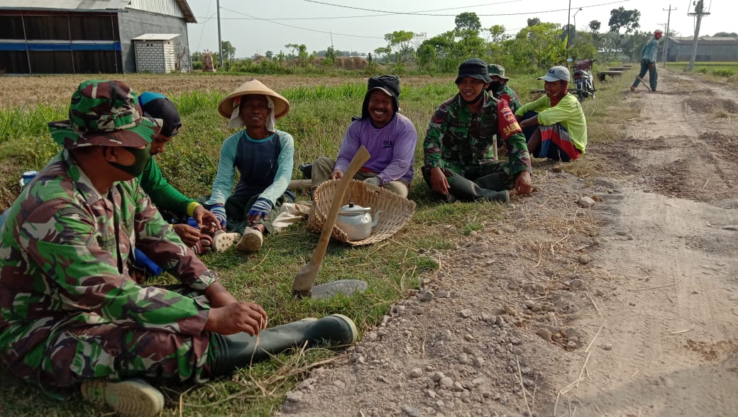 Komsos Satgas TMMD Bersama Warga