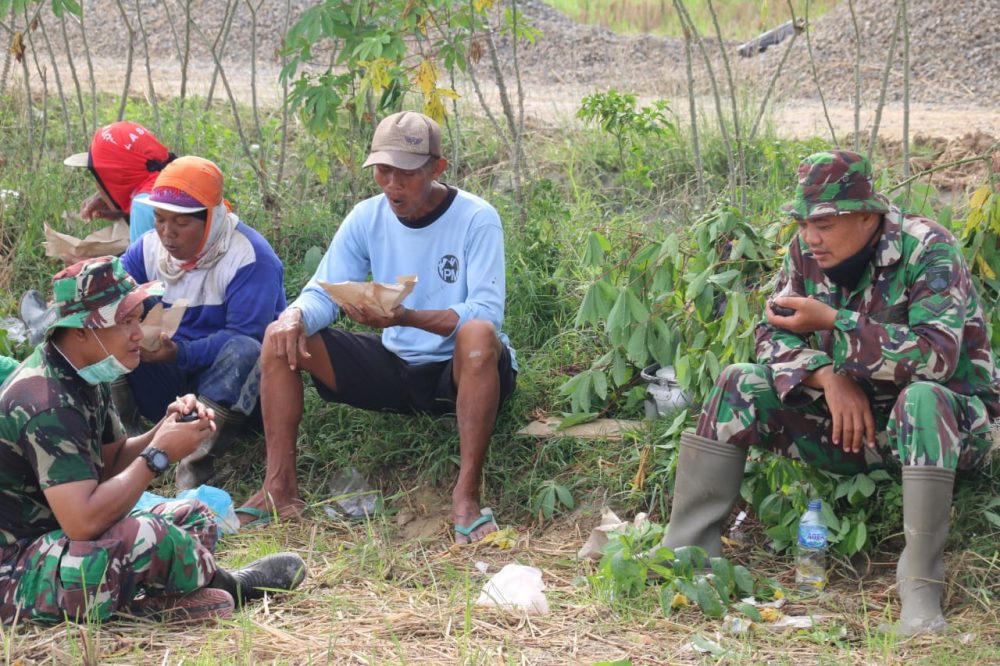 Kopi Dan Nasi Bungkus Sungguh Nikmat Dirasakan Kopda Rudiyanto, Saat Makan Bersama Warga