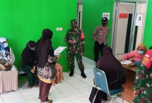 Koramil Dan Polsek Jatiroto Dampingi Petugas Kesehatan Laksnakan Vaksinasi Terhadap Lansia