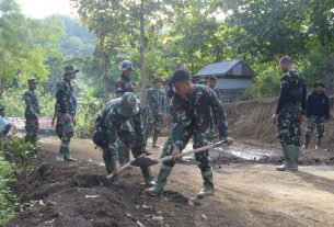 Jiwa Korsa Terus Diperlihatkan Anggota Satgas TMMD ke 111 Kodim 1407/Bone di Lokasi