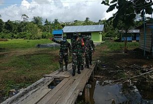 Lewati Jembatan Kayu, Dandim 1712/Sarmi Kunjungi Posko TMMD