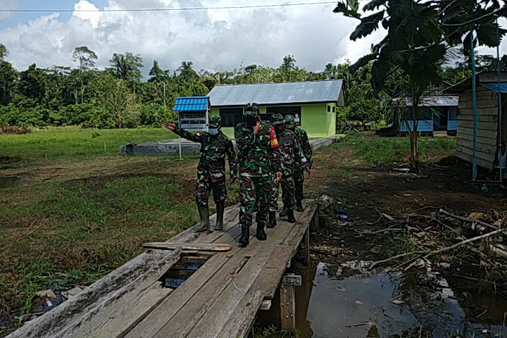 Lewati Jembatan Kayu, Dandim 1712/Sarmi Kunjungi Posko TMMD