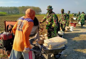 Luar Biasa Antusias Warga Bantu Pengecoran Jalan TMMD