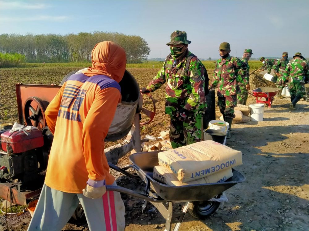Luar Biasa Antusias Warga Bantu Pengecoran Jalan TMMD