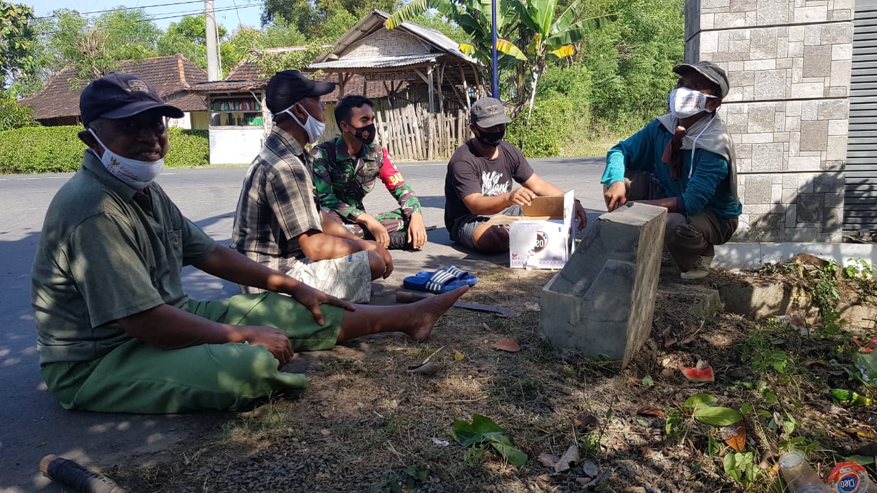 Masyarakat Desa Tamansari Senang Bisa Ngobrol Bareng Satgas TMMD Pati.