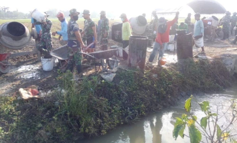 Memanfaatkan Sisa Air Disaluran Irigasi Untuk Melancarkan Betonisasi