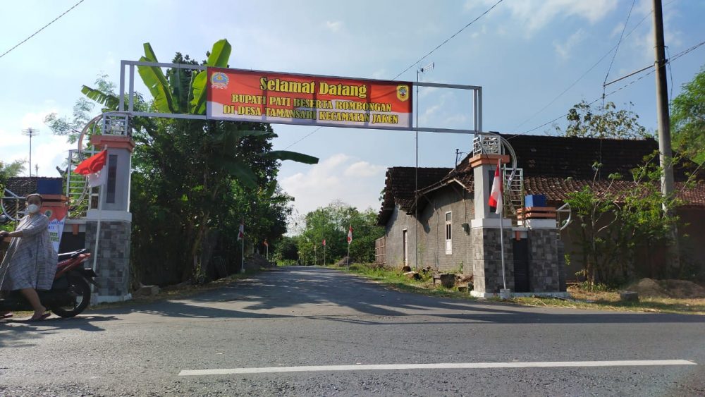Memasuki Pintu Gerbang Desa Tamansari Dari Arah Selatan Disambut Nuansa Merah Putih Dan Banner Selamat Datang