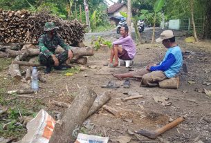 Membelah Kayu Dengan Kapak Ternyata Tidak Gampang