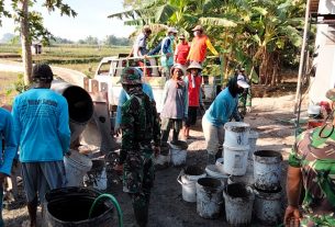 Menggunakan Mobil Pickup, Adukan Diangkut ke Lokasi Pengecoran Jalan.