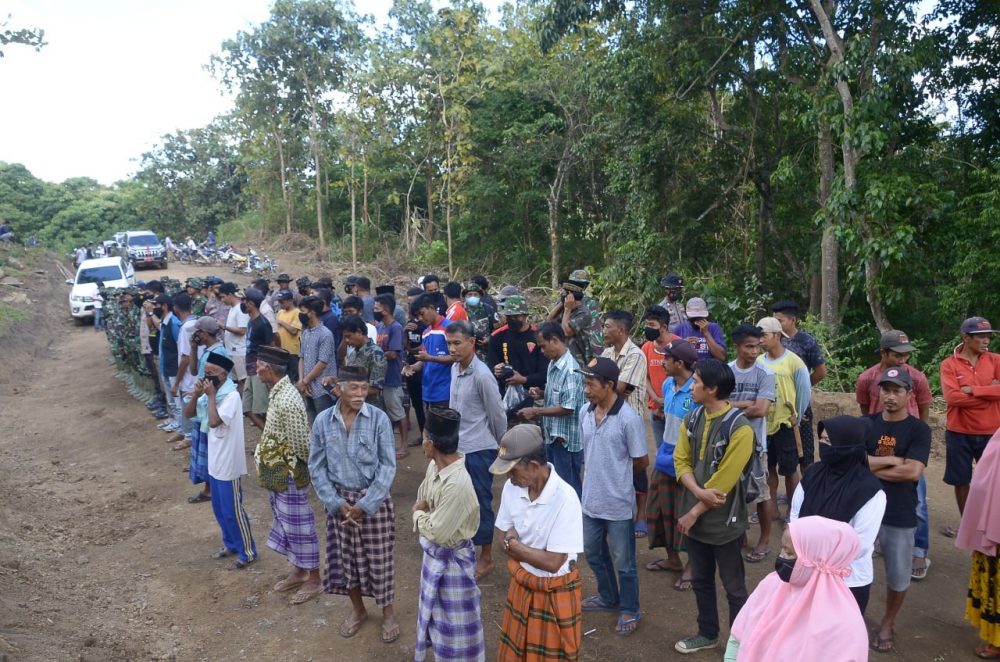 Menjadi Pemandangan Unik Di TMMD, Warga Setempat Ikut Apel Pagi