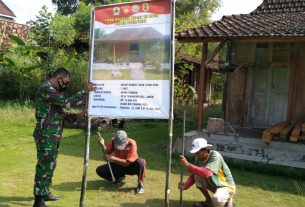 Menunggu Giliran Direhab, Rumah Parman Desa Tamansari Dipasang Baliho Informasi