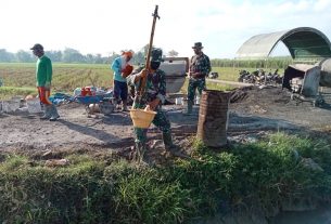 Mesin Pompa Air Rusak, Anggota Satgas Menimba Air Untuk Buat Adukan.