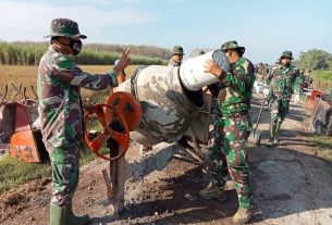 Operator Mesin Molen Bergantian, Agar Mesin Tetap Menyala Terus.