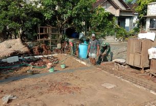 Pantang Menyerah Dan Tetap Semangat, Satgas TMMD Kodim Pati Lanjutkan Rehab Rumah Sapari