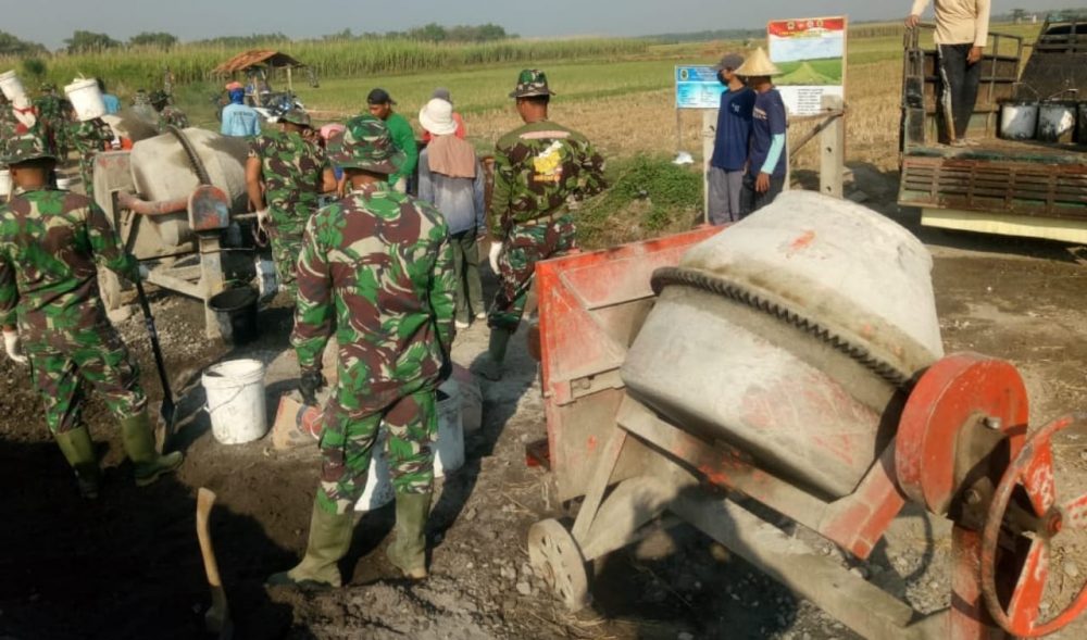 Parade Mesin Molen Dilokasi Betonisasi Jalan