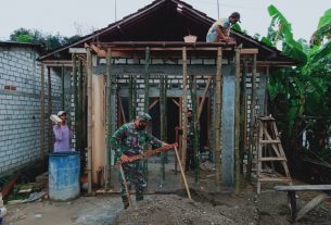 Pasang Teras RTLH Milik Mbah Ngarji