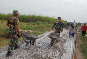 Pasukan Angkong Bolak Balik Angkut Adukan