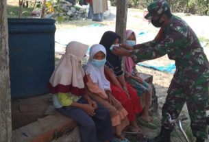 Peduli Anak-Anak Di Masa Pandemi Covid 19, Anggota Pra TMMD Ke 111 Bagikan Masker