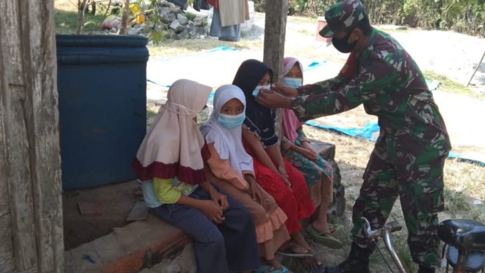 Peduli Anak-Anak Di Masa Pandemi Covid 19, Anggota Pra TMMD Ke 111 Bagikan Masker