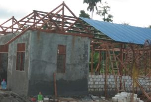 Pemasangan Atap Seng Balai Kampung TMMD Kodim 1712/Sarmi