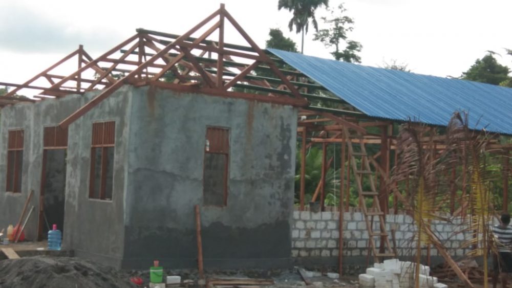 Pemasangan Atap Seng Balai Kampung TMMD Kodim 1712/Sarmi