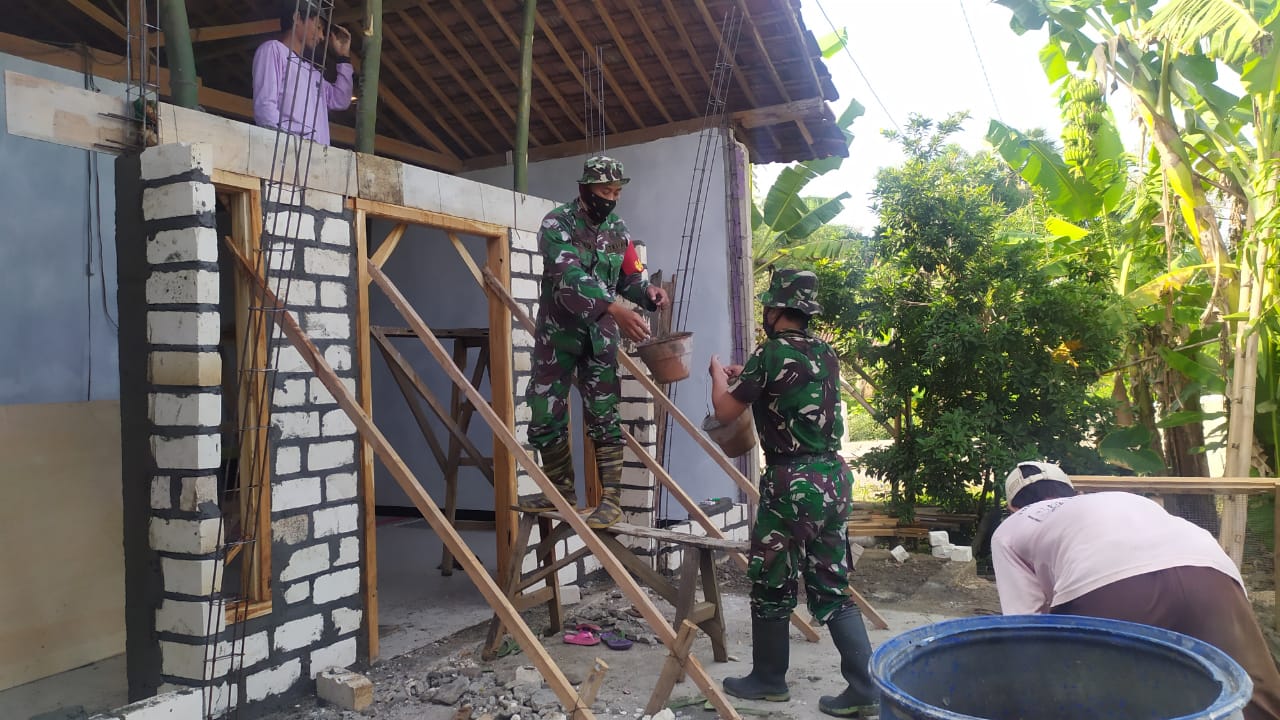 Pemasangan Kerangka Besi Kolom Dinding Atas di RTLH Ngarji