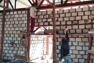 Pemasangan Kosen dan Batu Tela Rumah Pastori TMMD 111