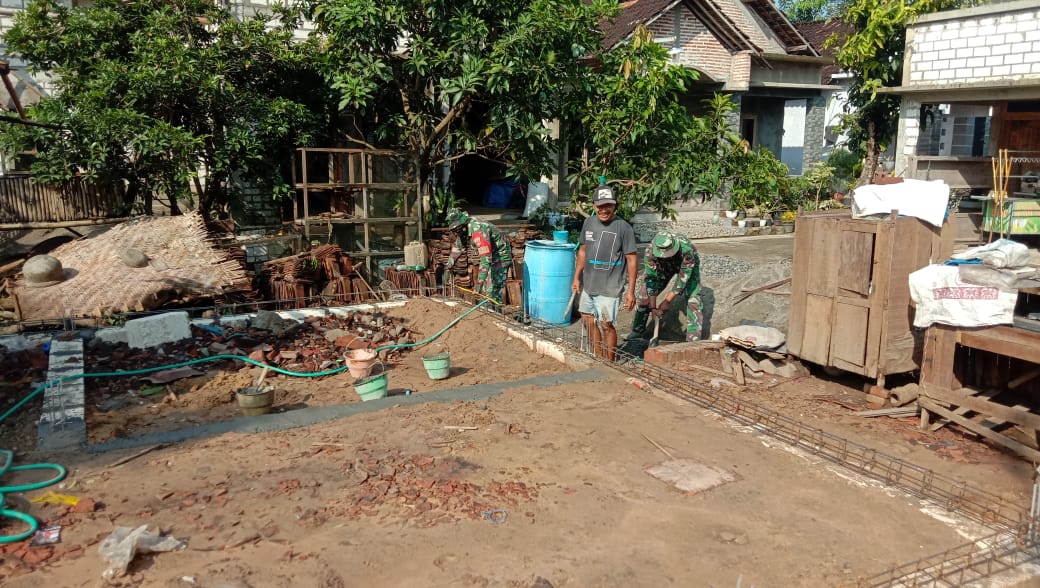 Pemasangan Rangkaian Besi Untuk Pondasi Rumah Milik Sapari di Program TMMD Reg.111 Kodim Pati