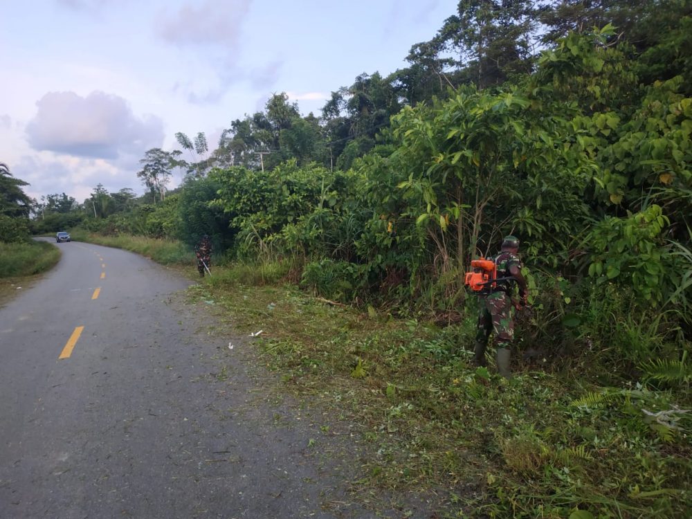 Pembabatan Rumput Pinggir Jalan Dilakukan dengan Trengginas